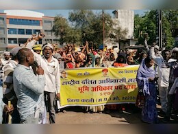 75 किमी पैदल चलकर कलेक्ट्रेट पहुंचे आदिवासी, जमीन के अधिकार को लेकर फूटा गुस्सा