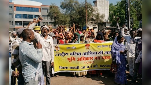 75 किमी पैदल चलकर कलेक्ट्रेट पहुंचे आदिवासी, जमीन के अधिकार को लेकर फूटा गुस्सा