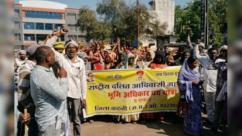 75 किमी पैदल चलकर कलेक्ट्रेट पहुंचे आदिवासी, जमीन के अधिकार को लेकर फूटा गुस्सा