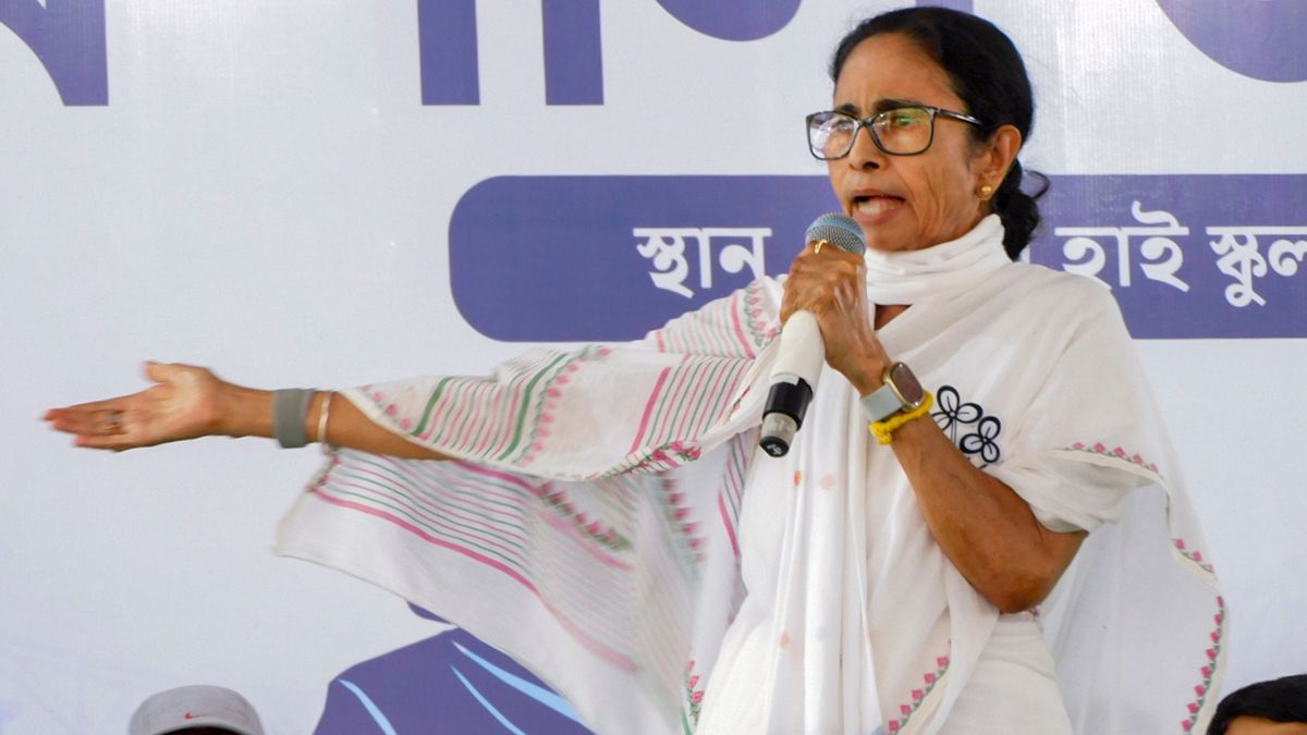 बंगाली नववर्ष पर SIR को लेकर सियासत, ममता बनर्जी का आरोप- 'दिल्ली के जमींदार छीन रहे हैं वोट का अधिकार' बंगाली नववर्ष पर SIR को लेकर सियासत, ममता बनर्जी का आरोप- 'दिल्ली के जमींदार छीन रहे हैं वोट का अधिकार'