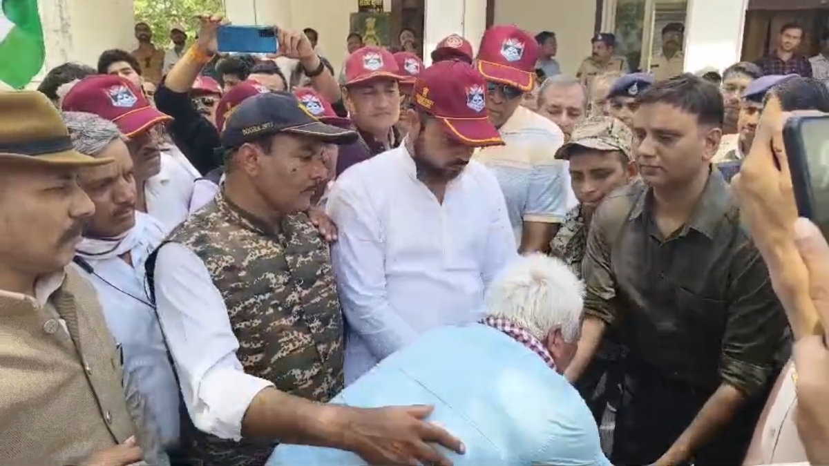 कारगिल योद्धा ने SP के पैर पकड़े, रोते हुए बोले- 35 बार थाने गया, अफसरों से भी मिला, अब जीने का मन नहीं करता