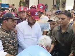 कारगिल योद्धा ने SP के पैर पकड़े, रोते हुए बोले- 35 बार थाने गया, अफसरों से भी मिला, अब जीने का मन नहीं करता