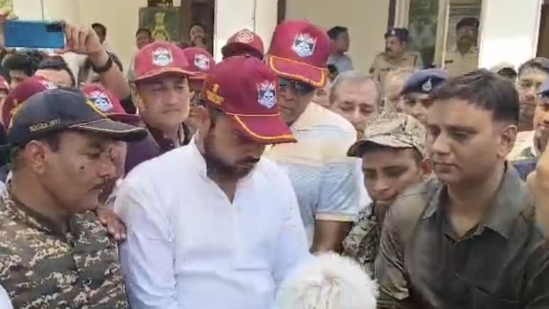 कारगिल योद्धा ने SP के पैर पकड़े, रोते हुए बोले- 35 बार थाने गया, अफसरों से भी मिला, अब जीने का मन नहीं करता