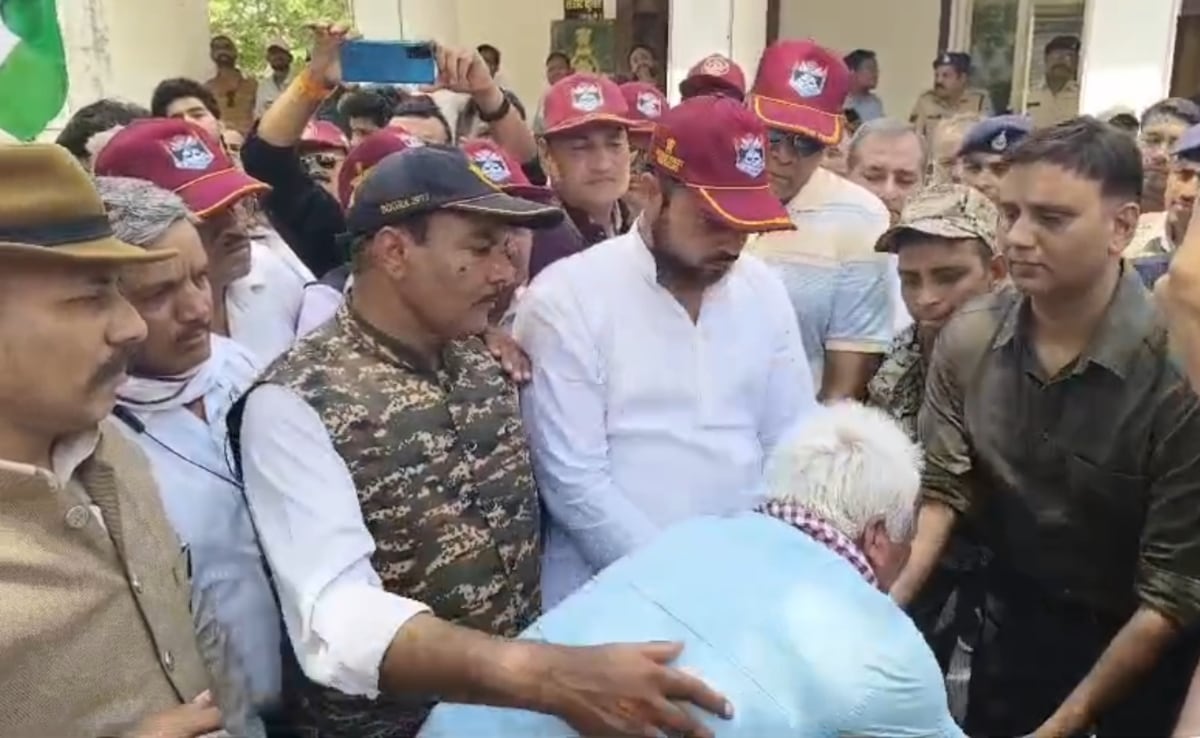 कारगिल योद्धा ने SP के पैर पकड़े, रोते हुए बोले- 35 बार थाने गया, अफसरों से भी मिला, अब जीने का मन नहीं करता