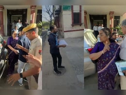 "मैडम आप यह ड्रेस ले लो", कुलगुरु को RSS की यूनिफॉर्म देने लगे छात्र, RU में हाई वॉल्टेज ड्रामा