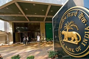 बैंक FD भूल जाइए! RBI की इस स्कीम में मिल रहा है बंपर मुनाफा, जानें 1 लाख पर कितना बनेगा पैसा