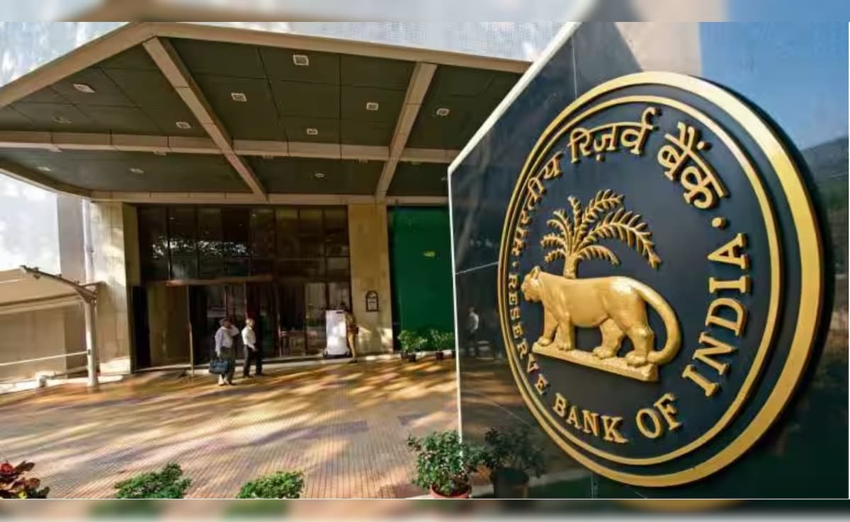 बैंक FD भूल जाइए! RBI की इस स्कीम में मिल रहा है बंपर मुनाफा, जानें 1 लाख पर कितना बनेगा पैसा