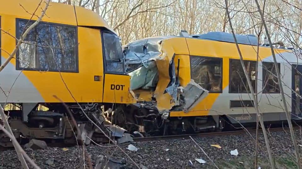 डेनमार्क में दो ट्रेनों में हो गई आमने-सामने की टक्कर, तस्वीर और VIDEO बता रहा हादसा कितना खतरनाक