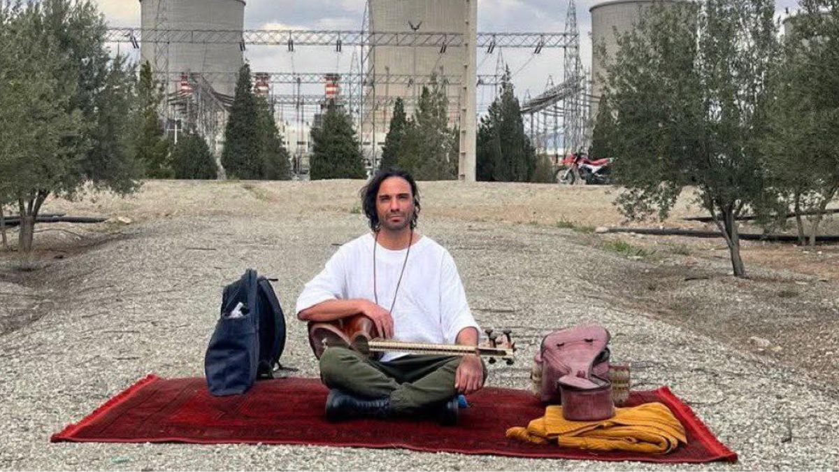 'तार' की धुन से शांति का संदेश... ट्रंप की धमकी के बाद ईरान के पावर प्लांट में दो दिन से बैठा कलाकार कौन है?