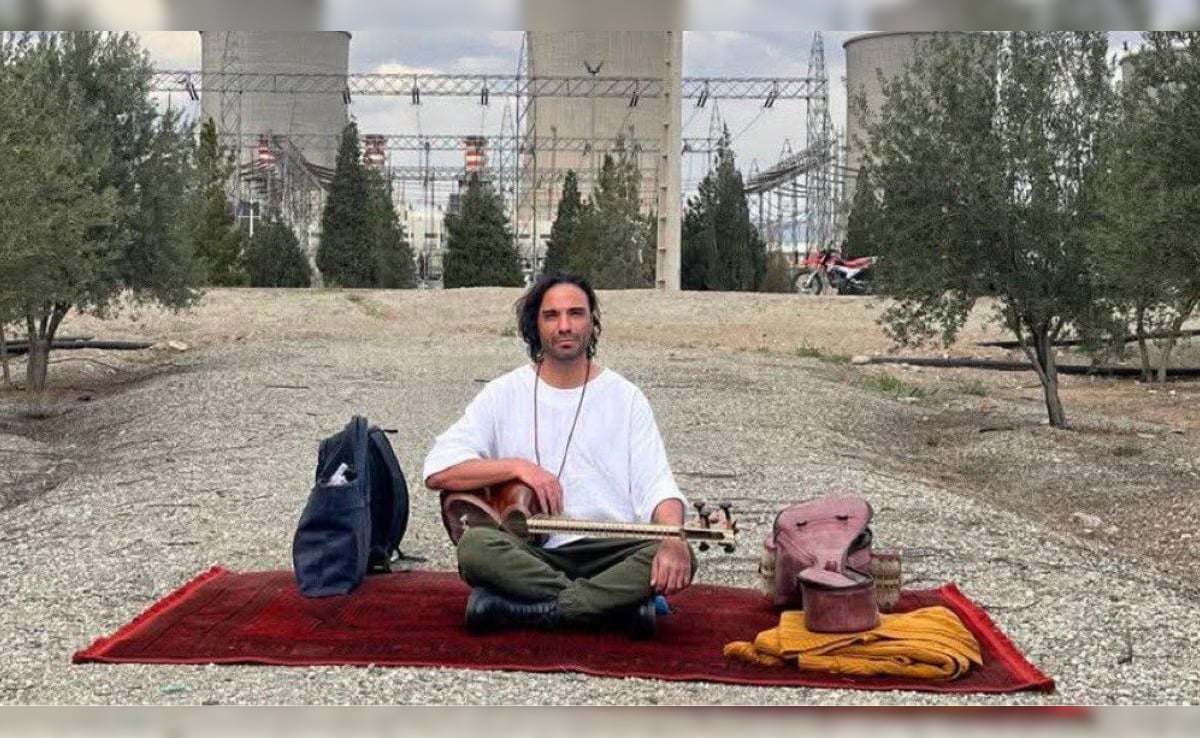 'तार' की धुन से शांति का संदेश... ट्रंप की धमकी के बाद ईरान के पावर प्लांट में दो दिन से बैठा कलाकार कौन है?