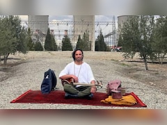 'तार' की धुन से शांति का संदेश... ट्रंप की धमकी के बाद ईरान के पावर प्लांट में दो दिन से बैठा कलाकार कौन है?