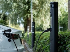 दिल्ली में EV खरीदना हुआ सस्ता! ₹30 लाख तक की कार पर पूरा टैक्स माफ, हाइब्रिड कारों पर भी छूट