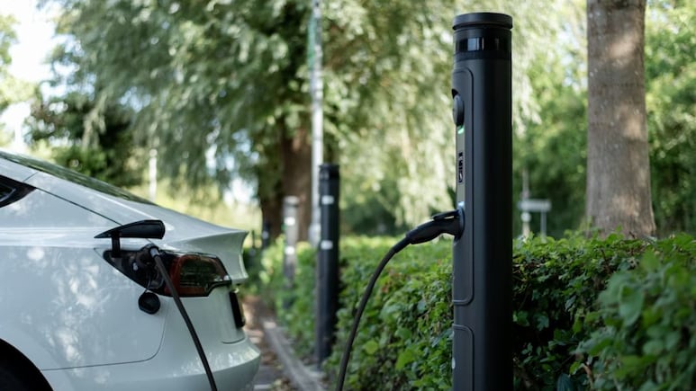 दिल्ली में EV खरीदना हुआ सस्ता! ₹30 लाख तक की कार पर पूरा टैक्स माफ, हाइब्रिड कारों पर भी छूट