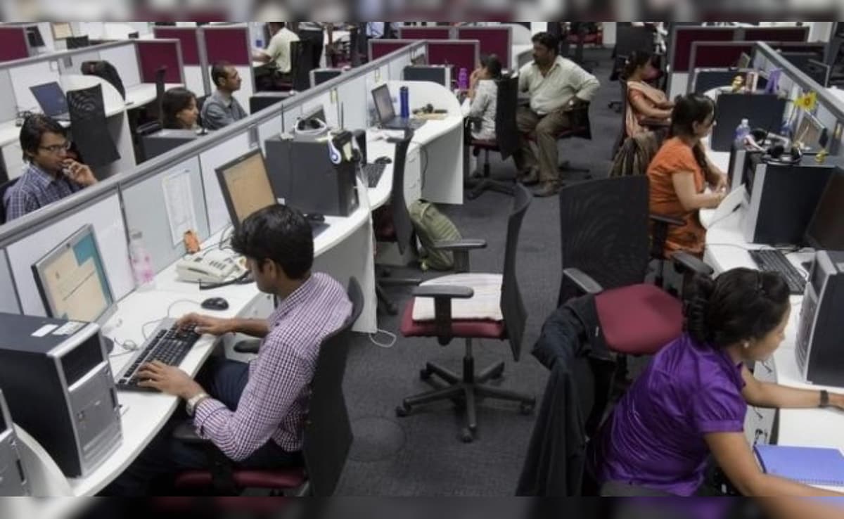 New Labour Code: 1 अप्रैल से बदलेंगे नौकरी के नियम, सैलरी, PF और काम के घंटों पर पड़ेगा असर, जानें डीटेल