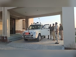 बिहार: मुजफ्फरपुर में टीचर ने नाबालिग छात्रा से किया रेप, घटना का पता चलते ही आक्रोशित हुए लोग