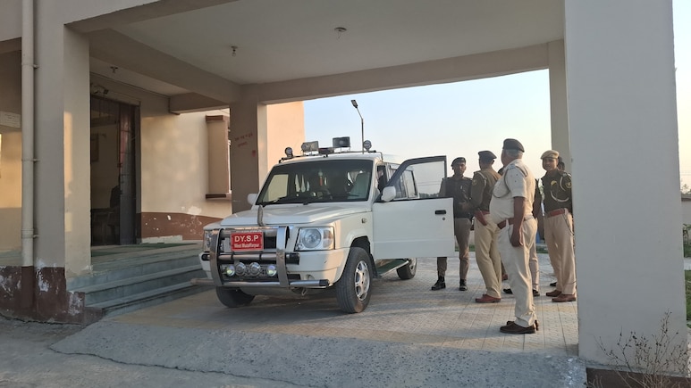 बिहार: मुजफ्फरपुर में टीचर ने नाबालिग छात्रा से किया रेप, घटना का पता चलते ही आक्रोशित हुए लोग