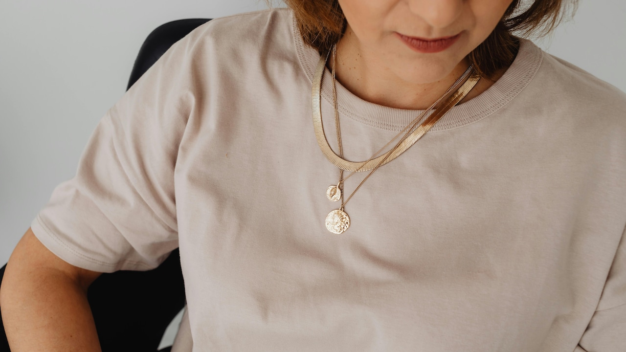 Layering Necklaces Without Looking Overdone: A Science-Based Guide Layering Necklaces Without Looking Overdone: A Science-Based Guide