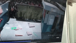 VIDEO: दरवाजा तोड़ फैक्ट्री में घुसे, CCTV कैमरे भी तोड़े... नोएडा के उग्र प्रदर्शनकारियों का बवाल देखिए