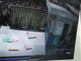 VIDEO: दरवाजा तोड़ फैक्ट्री में घुसे, CCTV कैमरे भी तोड़े... नोएडा के उग्र प्रदर्शनकारियों का बवाल देखिए