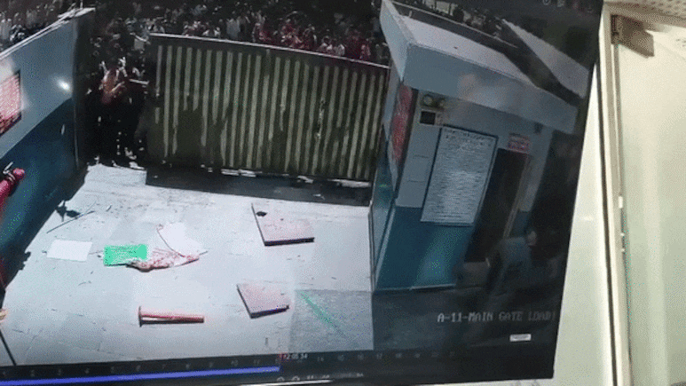 VIDEO: दरवाजा तोड़ फैक्ट्री में घुसे, CCTV कैमरे भी तोड़े... नोएडा के उग्र प्रदर्शनकारियों का बवाल देखिए