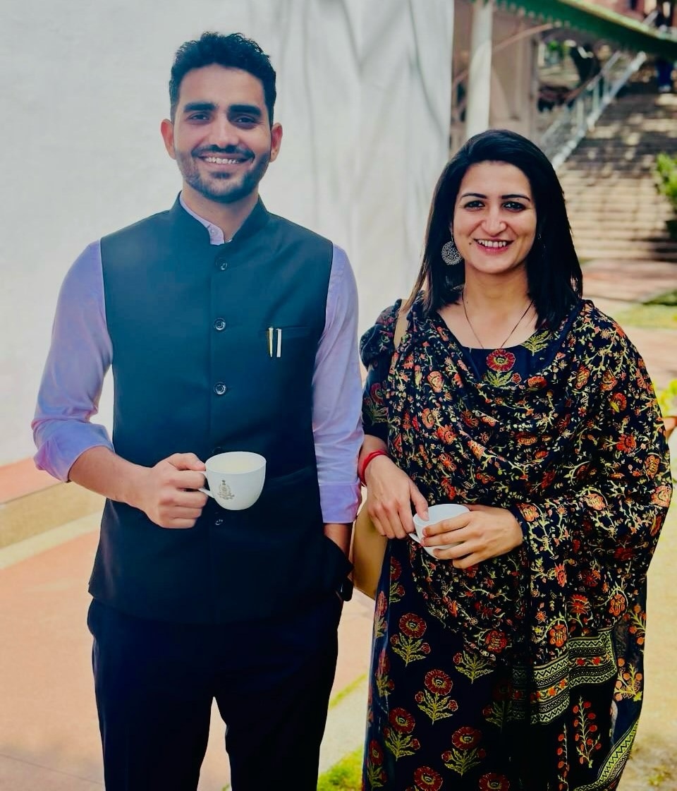 "प्यार से पहले दोस्ती..." IAS इशिता राठी ने पति रवि सिहाग के लिए लिखी ऐसी बात, इंटरनेट पर आए लाखों लाइक्स!