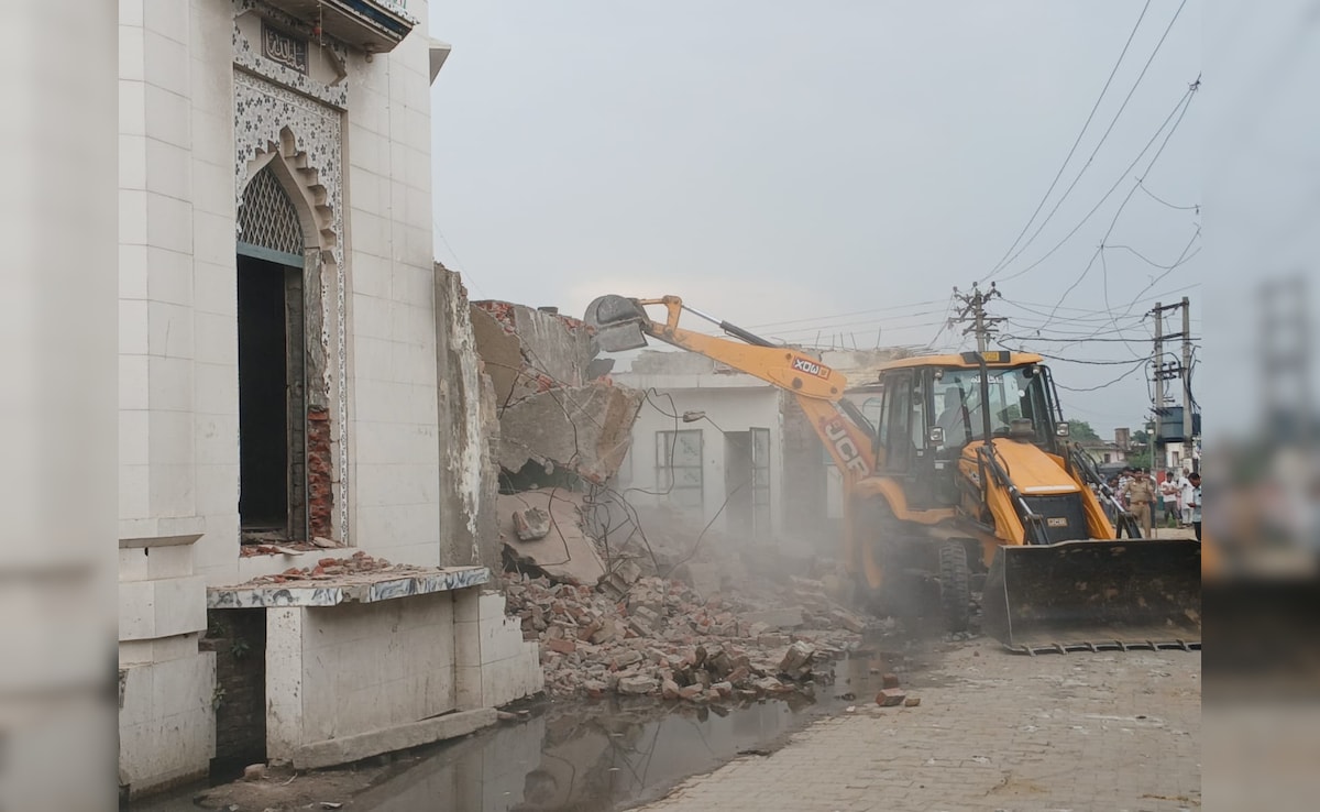 संभल में मस्जिद, मदरसे और स्कूल को खुद बुलडोजर से क्यों तोड़ रहे हैं ग्रामीण, जान लीजिए पूरी कहानी