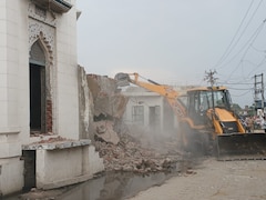 संभल में मस्जिद, मदरसे और स्कूल को खुद बुलडोजर से क्यों तोड़ रहे हैं ग्रामीण, जान लीजिए पूरी कहानी