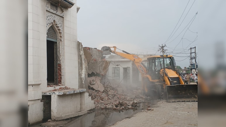 संभल में मस्जिद, मदरसे और स्कूल को खुद बुलडोजर से क्यों तोड़ रहे हैं ग्रामीण, जान लीजिए पूरी कहानी