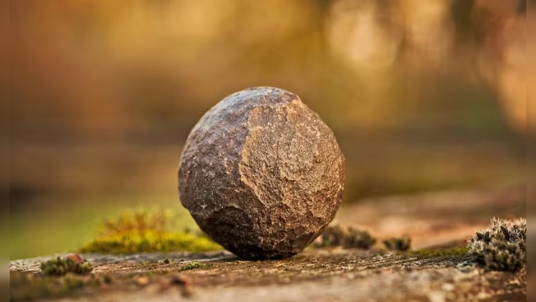 इजराइल की खुदाई में निकली 2100 साल पुरानी गोली, दुश्मनों के लिए खुदा है खौफनाक ताना!