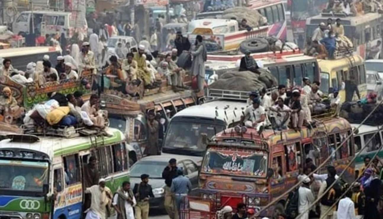 पाकिस्तान में पब्लिक ट्रांसपोर्ट फ्री करने का एलान, एक दिन पहले ही पेट्रोल-डीजल की कीमतों में लगी थी आग