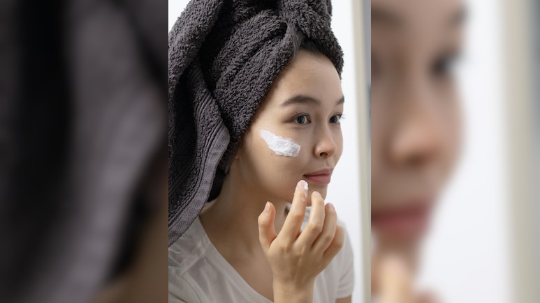 Skin Flooding Trend: 2026 में वायरल हुआ ये स्किनकेयर तरीका, जानिए कैसे देता है ग्लोइंग स्किन