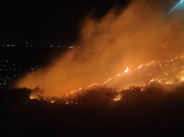 सीकर के हर्ष पर्वत के जंगलों में भड़की भीषण आग, प्राचीन मंदिर के पीछे 7 हेक्टेयर क्षेत्र खाक; प्रशासन में हड़कंप