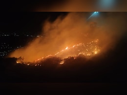 सीकर के हर्ष पर्वत के जंगलों में भड़की भीषण आग, प्राचीन मंदिर के पीछे 7 हेक्टेयर क्षेत्र खाक; प्रशासन में हड़कंप