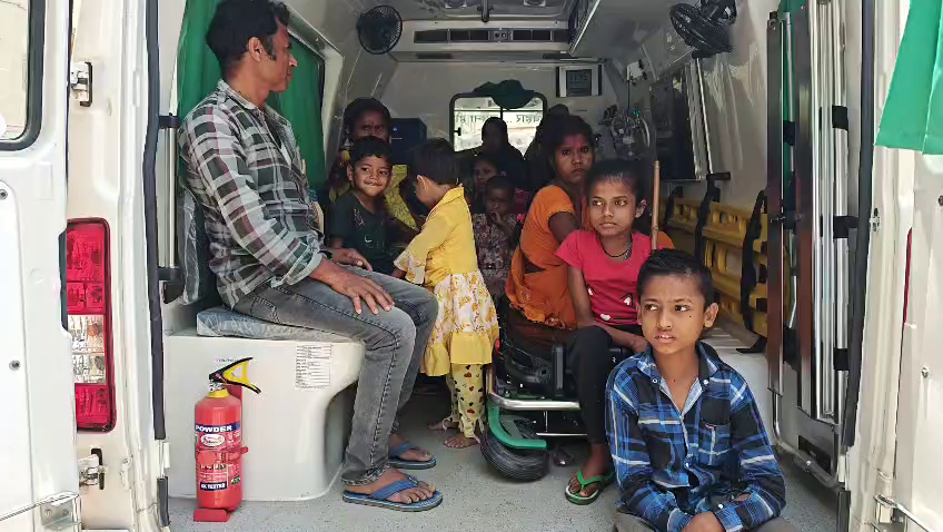 शर्मनाक! 1 एम्बुलेंस में 7 मरीज और 10 परिजन, बिहार की स्वास्थ्य व्यवस्था ने 'तोड़ा दम', देखिए बदहाली की तस्वीर