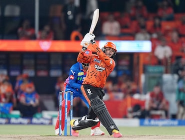 Abhishek Sharma: अभिषेक शर्मा का IPL में तहलका, ऐसा वर्ल्ड रिकॉर्ड बनाकर मचाई खलबली, दुनिया के पहले बल्लेबाज बने