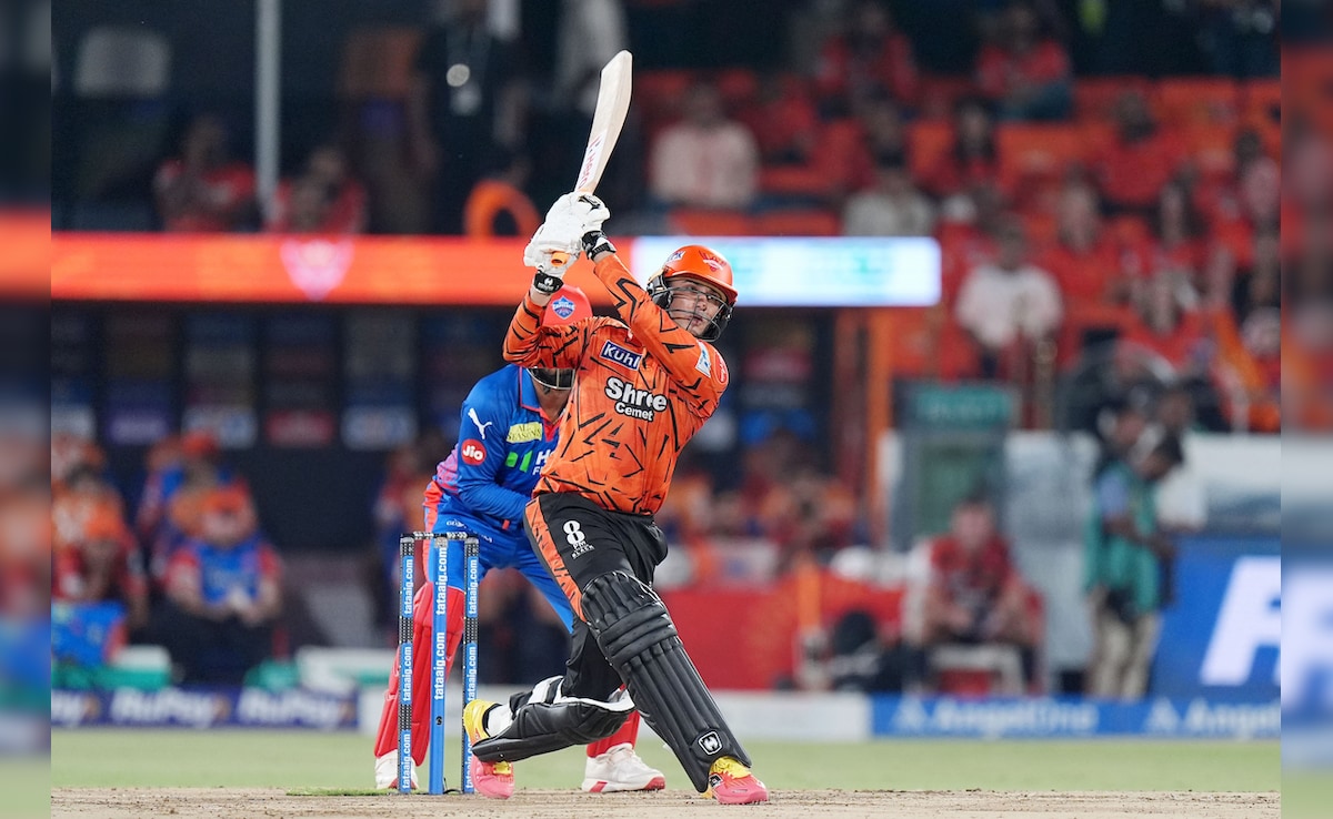 Abhishek Sharma: अभिषेक शर्मा ने 135 रन की पारी में टी-20 में बनाया वर्ल्ड रिकॉर्ड, ऐसा कारनामा करने वाले दुनिया के पहले बल्लेबाज बने