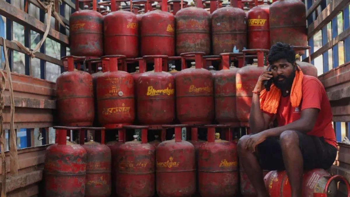 LPG Crisis: स्टूडेंट, मजदूर और प्रवासियों को कहां मिलेगा LPG सिलेंडर, बस एक ID की पड़ेगी जरूरत, जानिए पूरा प्रोसेस