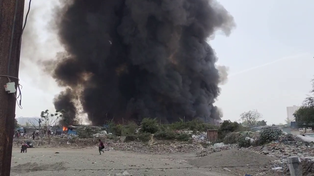 लखनऊ के बाद गाजियाबाद में झुग्गियों में लगी भीषण आग, एक-एक कर फटे सिलिंडर, आसमान में छाया काला धुआं