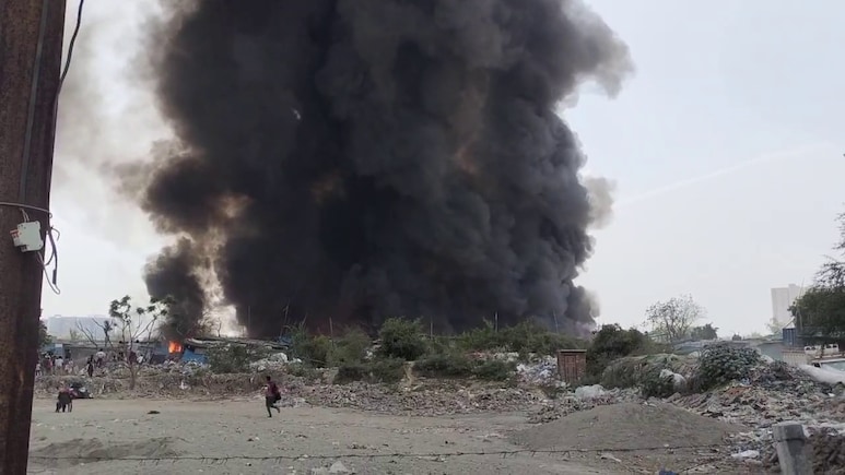 लखनऊ के बाद गाजियाबाद में झुग्गियों में लगी भीषण आग, एक-एक कर फटे सिलिंडर, आसमान में छाया काला धुआं