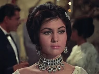 बॉलीवुड की खलनायिका की 5 फोटो, चाचा ने परिवार को दिया धोखा तो दूसरों के कपड़े धोने पर हुई मजबूर, फिर यूं बदली किस्मत