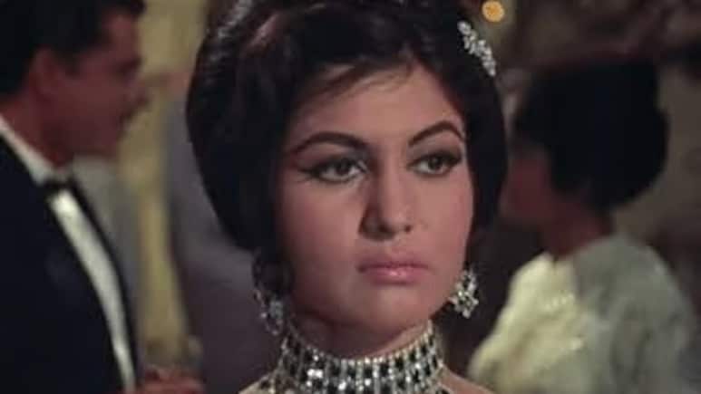 बॉलीवुड की खलनायिका की 5 फोटो, चाचा ने परिवार को दिया धोखा तो दूसरों के कपड़े धोने पर हुई मजबूर, फिर यूं बदली किस्मत