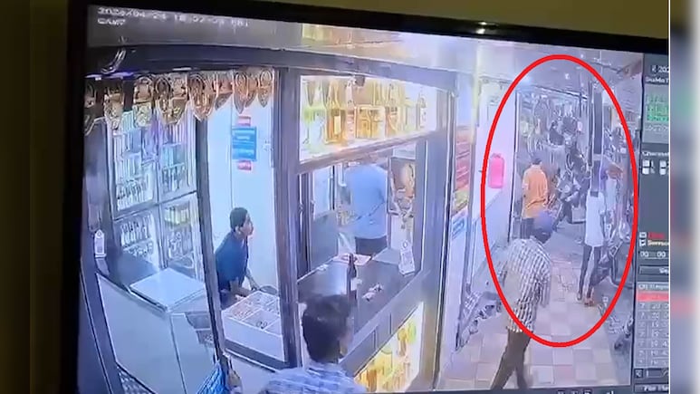 Pune Gang War Firing CCTV: पुणे में सैलून के अंदर 6 हमलावरों ने चलाई अंधाधुंध गोलियां; 2 घायल, 2 गिरफ्तार