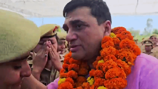 कभी अलविदा न कहना... रामपुर के SP के ट्रांसफर पर फूट-फूटकर रोने लगीं महिला सिपाही, देखें वीडियो