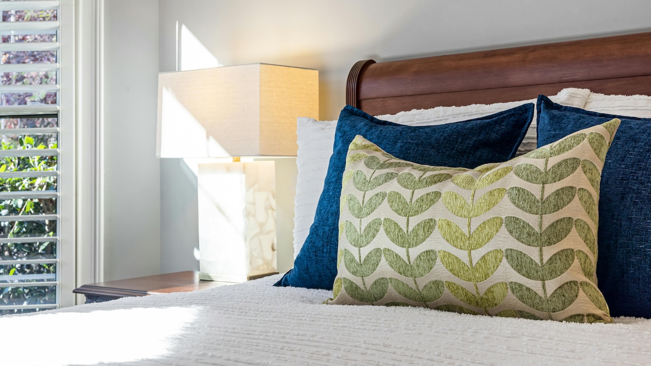 Best Pillow Types for Neck Pain: Memory Foam vs Fibre