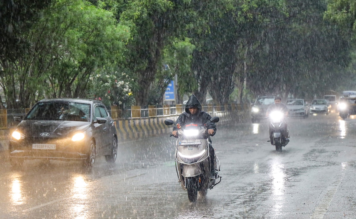 Weather Today: आज क्या फिर बारिश होगी? दिल्ली NCR में शिमला-मनाली जैसा मौसम, यूपी-एमपी से पंजाब-हरियाणा तक वेदर अपडेट