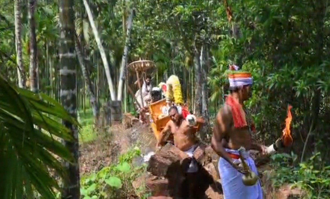 कर्नाटक में धार्मिक जुलूस के दौरान भरभराकर गिरा पुल, पालकी ले जा रहे 8 श्रद्धालु घायल