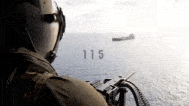 हेलीकॉप्टर में सैनिक और हाथ में मशीनगन... अमेरिकी सेना होर्मुज में नाकेबंदी कैसे कर रही, VIDEO में देखिए