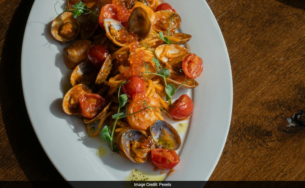 Two American Travellers Mistake "Happy Funeral" Banquet For Restaurant, Receive Warm Hospitality In China