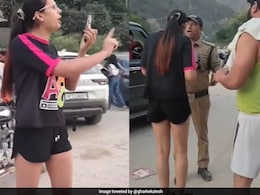 ऋषिकेश में गंगा किनारे शराब पी रही थी महिला, पुलिस ने रोका तो बोली- &lsquo;तुम्हारी रोजी‑रोटी हम पर्यटकों से चलती है&rsquo;