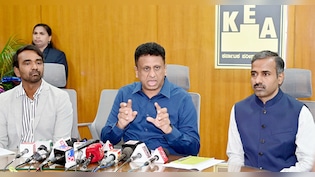 कर्नाटक CET में &lsquo;जनेऊ विवाद&rsquo;: परीक्षा से पहले पवित्र धागा उतरवाने के आरोप में 3 निजी कॉलेज कर्मी निलंबित